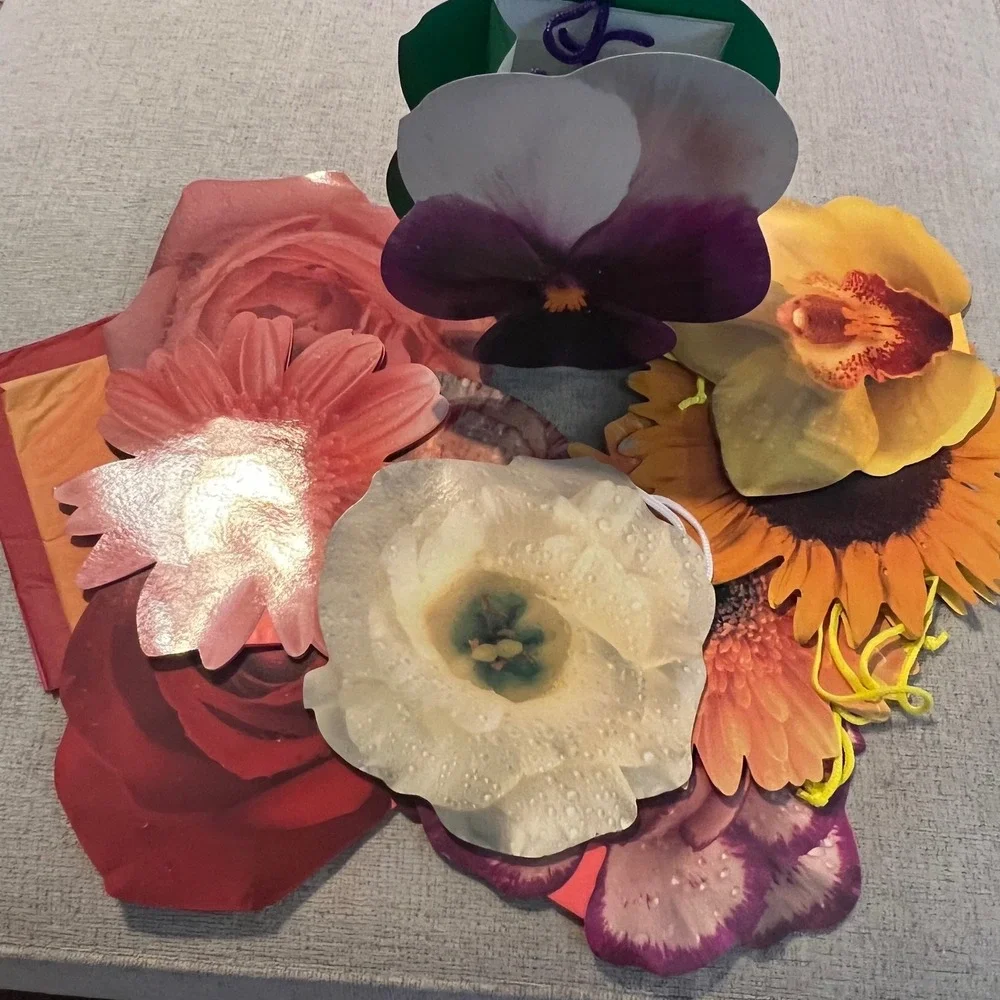 Floral Shaped Gift Bag Set 10 pc Photographic Flower Designs with‎ Tissue Paper